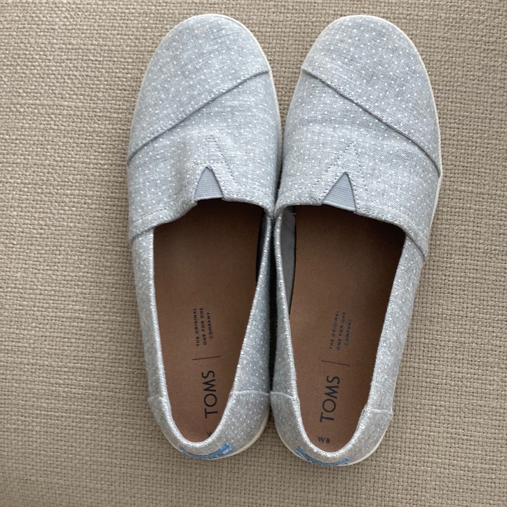 Tom’s size 8 womens slip on shoes
